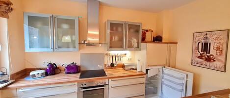 Geladeira, micro-ondas, fogão, lava-louças