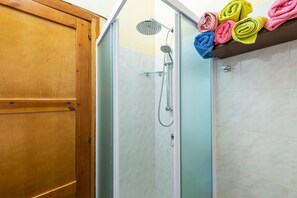 Douche, sèche-cheveux, serviettes fournies