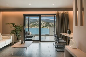 Leilighet – grand, 2 soverom, terrasse, sjøutsikt | Oppholdsområde | En 55-tommers smart-TV med digitale kanaler samt TV