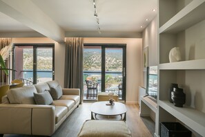 Superior-Apartment, 3 Schlafzimmer, Balkon, Meerblick | Wohnbereich | 55-Zoll-Smart-TV mit Digitalempfang, Fernseher