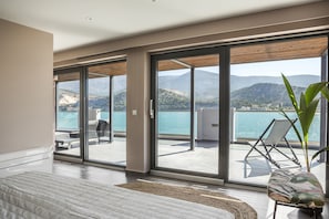 Gác có tầm nhìn toàn cảnh, 1 giường cỡ queen, quang cảnh biển | Bộ đồ giường cao cấp, két bảo mật tại phòng, trang trí khác biệt 