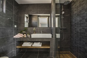 Loft panoramique, 1 grand lit, vue sur la mer | Salle de bain | Douche, douche cascade, articles de toilette (gratuits)