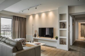 Leilighet – signature, 2 soverom, sjøutsikt | Oppholdsområde | En 55-tommers smart-TV med digitale kanaler samt TV