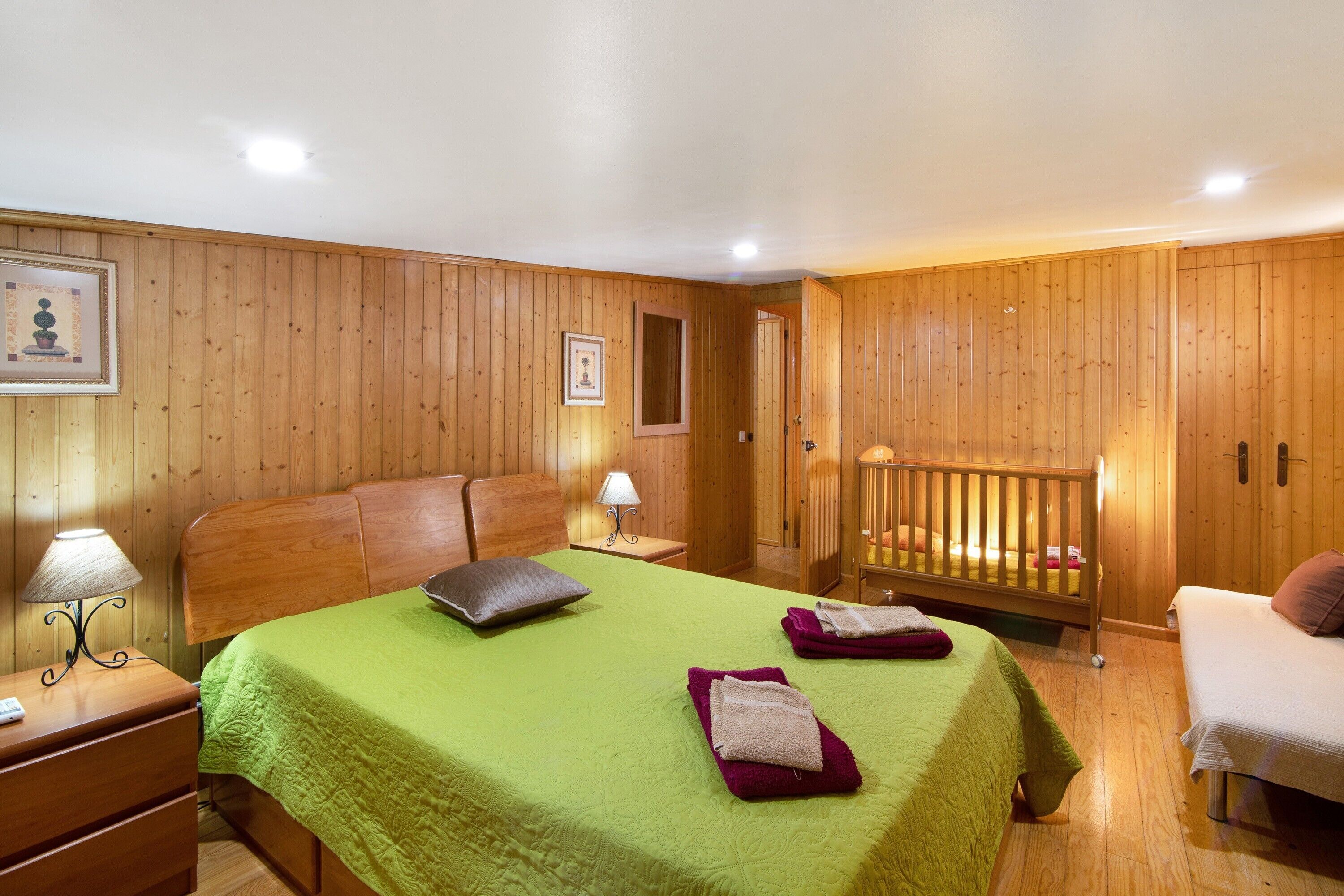 2 bedrooms, WiFi (free), bed sheets