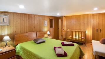 2 bedrooms, WiFi (free), bed sheets