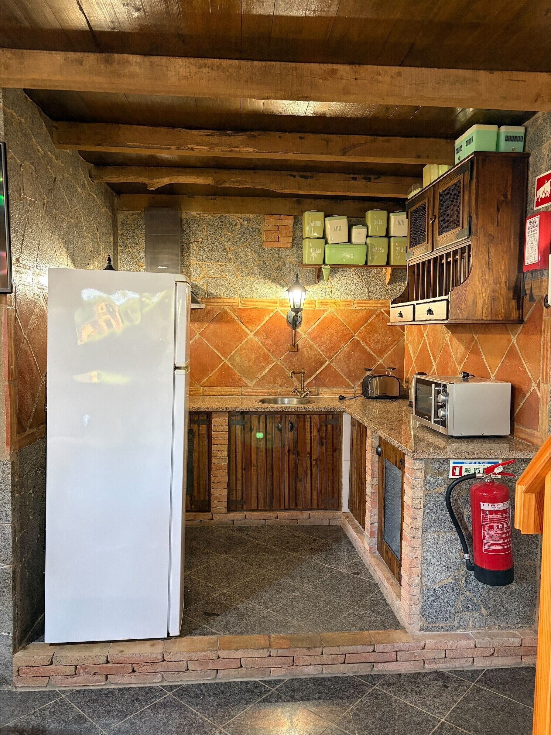 Coffee/tea maker, fridge, microwave, stovetop