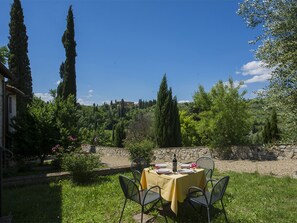 Outdoor dining - Agriturismo Il Forno with Mountain View, Shared Pool and Wi-Fi (Grassina)