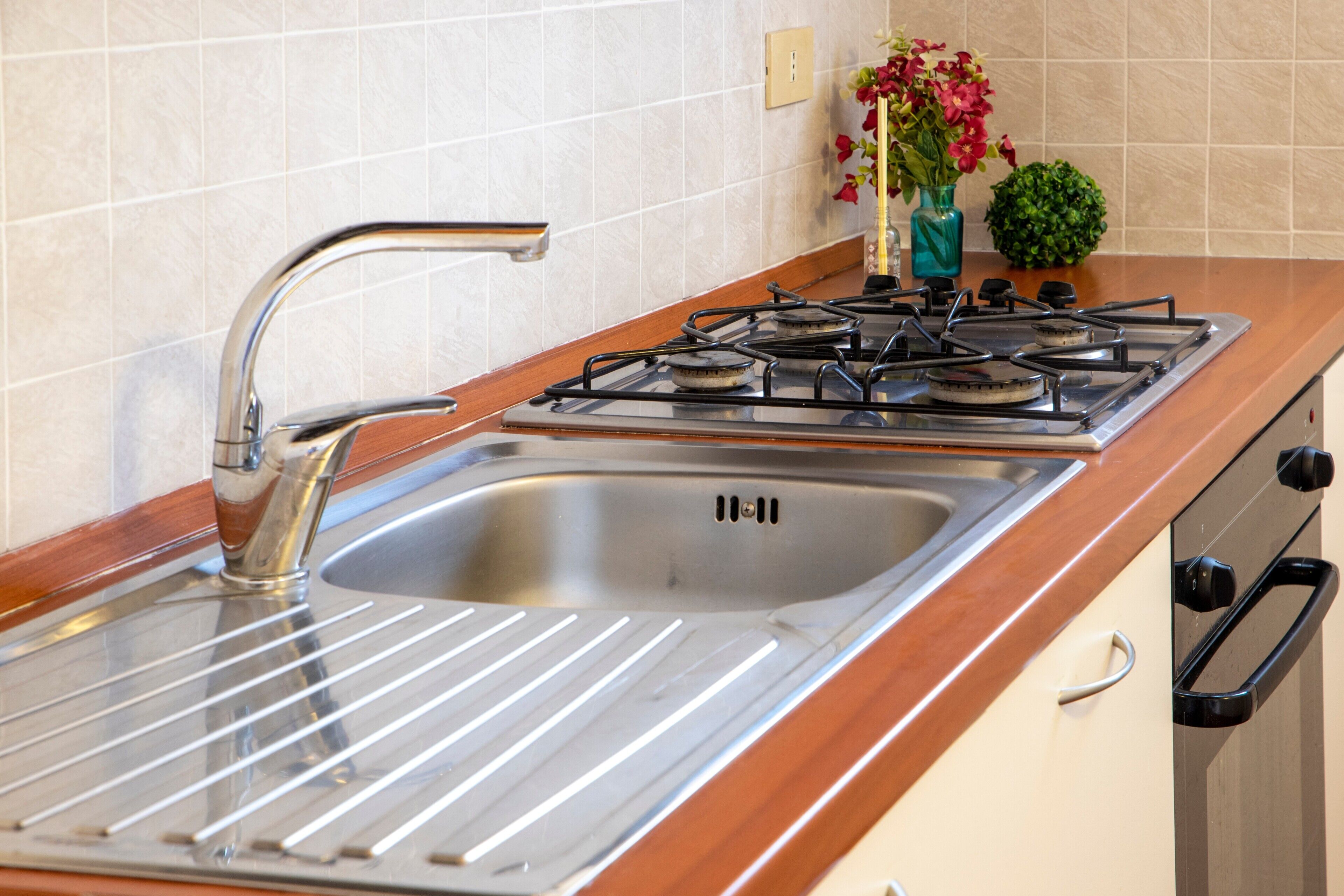 Kühlschrank, Ofen, Herdplatte, Kochgeschirr/Geschirr/Besteck