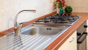 KĂŒhlschrank, Ofen, Herdplatte, Kochgeschirr/Geschirr/Besteck