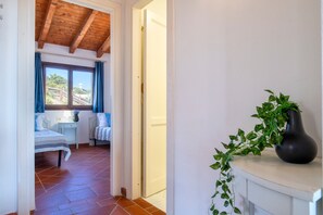 2 عدّة غرف نوم وواي فاي وملاءات أسرّة