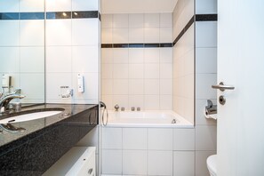 Suihku, hiustenkuivaaja, pyyhkeet
