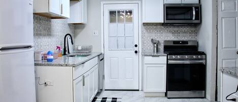 Réfrigérateur, four à micro-ondes, un four, surface de cuisson