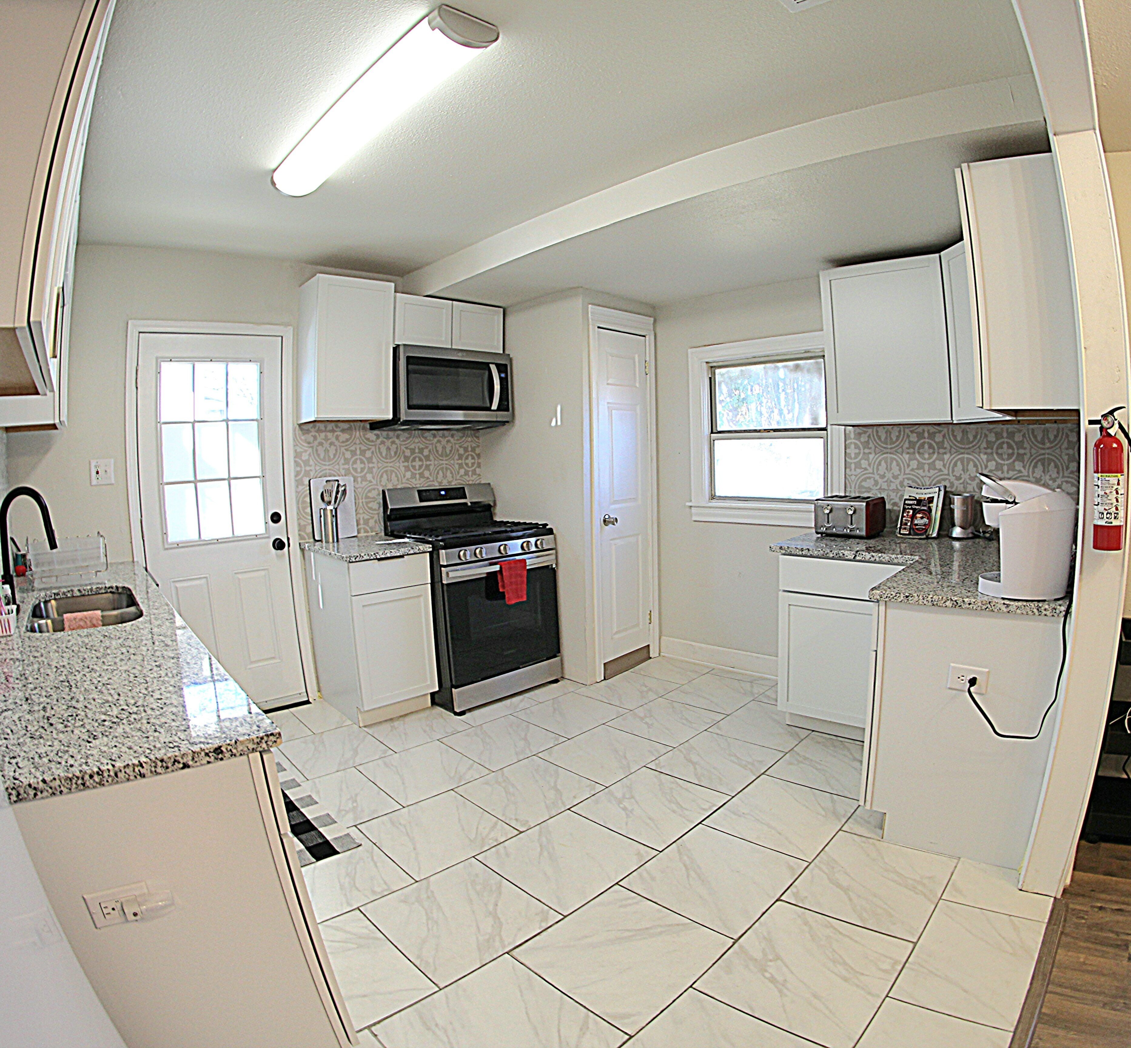 Jääkaappi, mikroaaltouuni, uuni, liesi