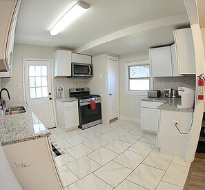 Jääkaappi, mikroaaltouuni, uuni, liesi