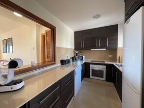 ثلاجة، ميكروويف، فرن، موقد طهي مسطح