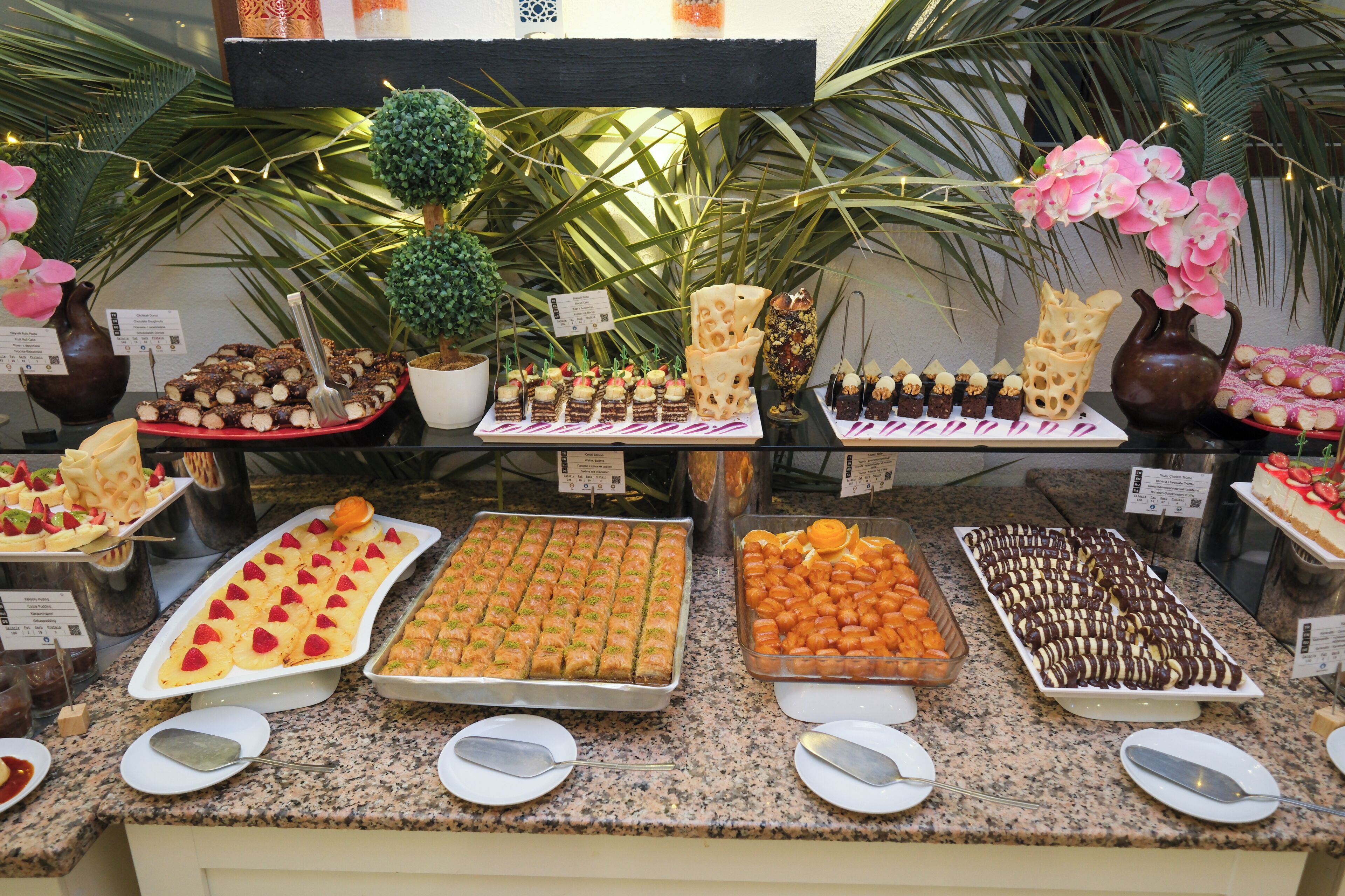 Un bufé con diversos postres y pasteles.