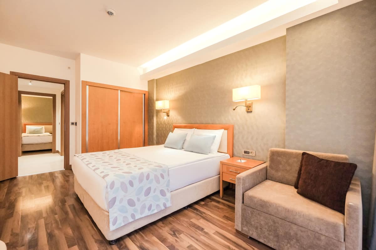 Family Room | Minibar, blackout drapes, free WiFi, bed sheets