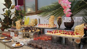 Un bufé con diversos postres y bebidas.