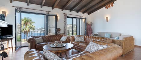 Una chimenea, una mesa de tenis de mesa