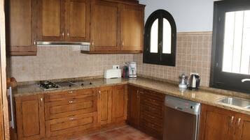 Køleskab, mikrobølgeovn, ovn, kogeplade