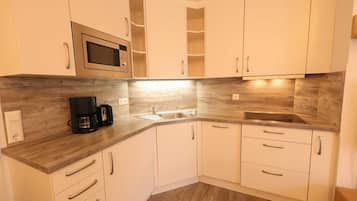 Kühlschrank, Mikrowelle, Geschirrspüler, Wasserkocher