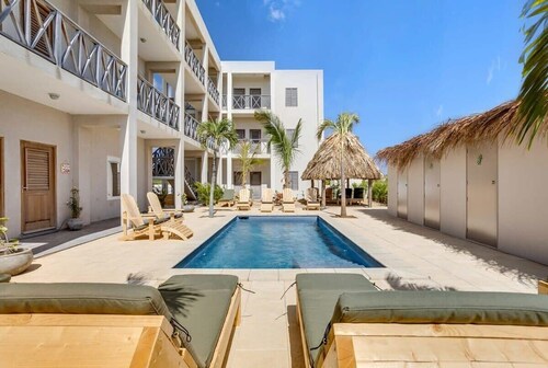 Belnem Breeze Tres with a mature palm garden and refreshing shared pool
