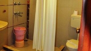 Un baño con ducha, inodoro y lavamanos.