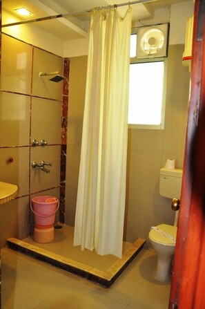 Executive Double or Twin Room | Bathroom | Bathrobes, towels, soap, shampoo - Hotel Mandakini Plaza (Kanpur)