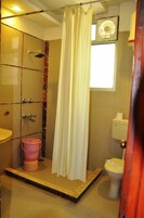 Executive Double or Twin Room | Bathroom | Bathrobes, towels, soap, shampoo