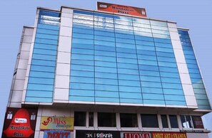 Front of property - Hotel Mandakini Plaza (Kanpur)