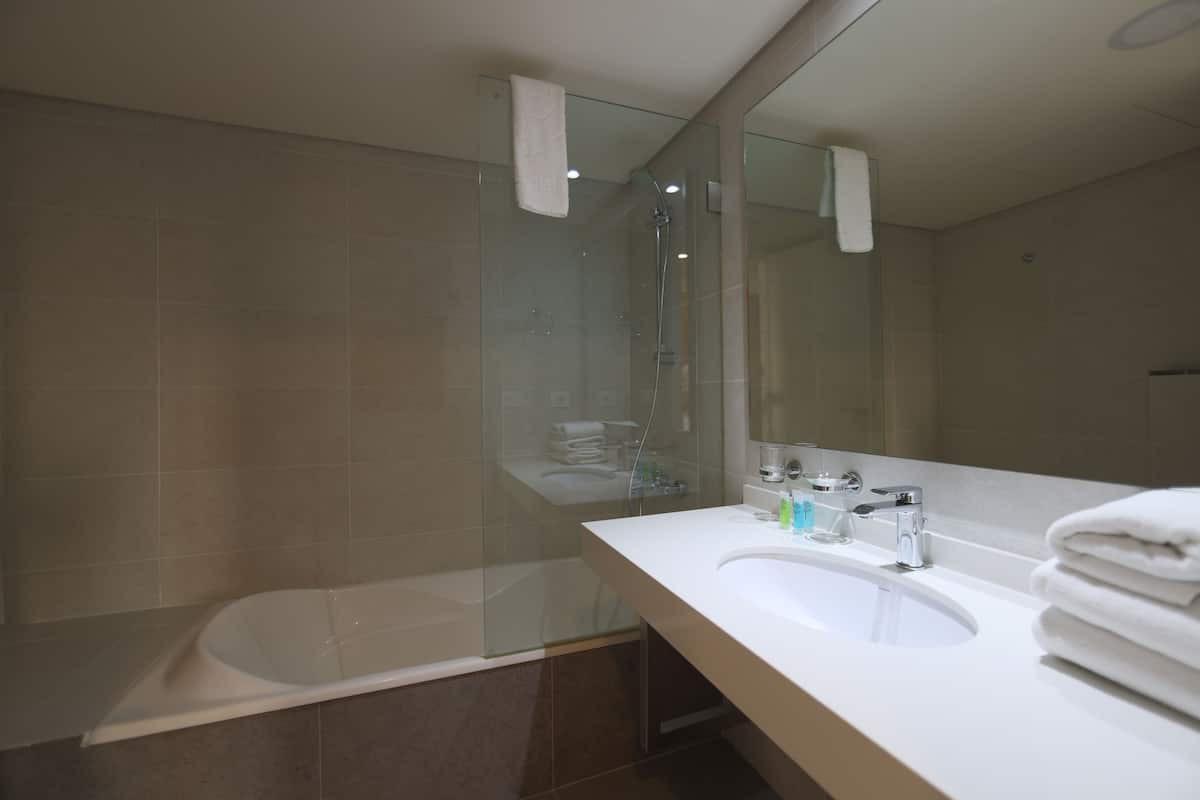 Studio Suite Junior | Kamar mandi | Pancuran hujan, perlengkapan mandi gratis, pengering rambut, dan handuk