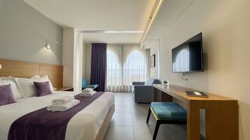 Grand Double or Twin Room | In-room safe, individually furnished, desk, laptop workspace