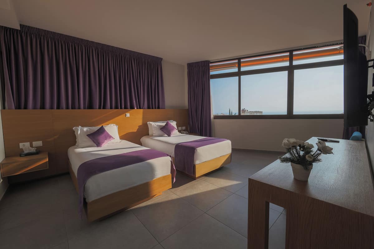 Kamar Double atau Twin Grand | 2 kamar tidur, brankas, dan dilengkapi dengan perabotan berbeda-beda