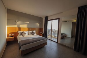 Junior Studio Suite | In-room safe, individually furnished, desk, laptop workspace