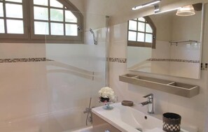 Combined shower/tub, hair dryer, bidet, towels