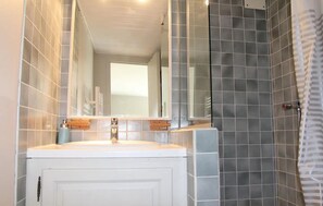 Ensemble baignoire-douche, séchoir à cheveux, bidet, serviettes fournies