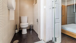 Kamar Standar | Kamar mandi | Shower, pancuran hujan, pengering rambut, dan tisu toilet