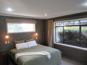 3 bedrooms, desk, iron/ironing board, WiFi - Home away from Home - at the Beach (Papamoa Beach)