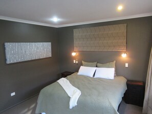 3 bedrooms, desk, iron/ironing board, WiFi - Home away from Home - at the Beach (Papamoa Beach)