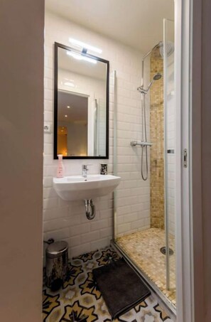 Een douche, gratis toiletartikelen, een haardroger, toiletpapier