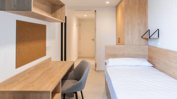 Basic Single Room | Desk, laptop workspace, soundproofing, free WiFi