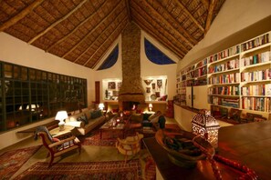 Villa Deluxe | Sala de estar | Una televisión de pantalla plana