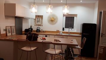 Een koelkast, een microgolfoven, een oven, een kookplaat