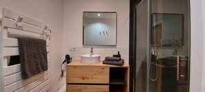 Douche, sĂšche-cheveux, serviettes fournies, savon