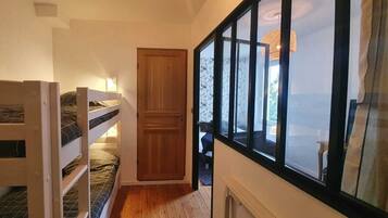 1 slaapkamer, een bureau, een strijkplank/strijkijzer, gratis wifi