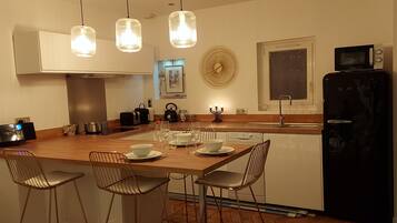 Een koelkast, een microgolfoven, een oven, een kookplaat