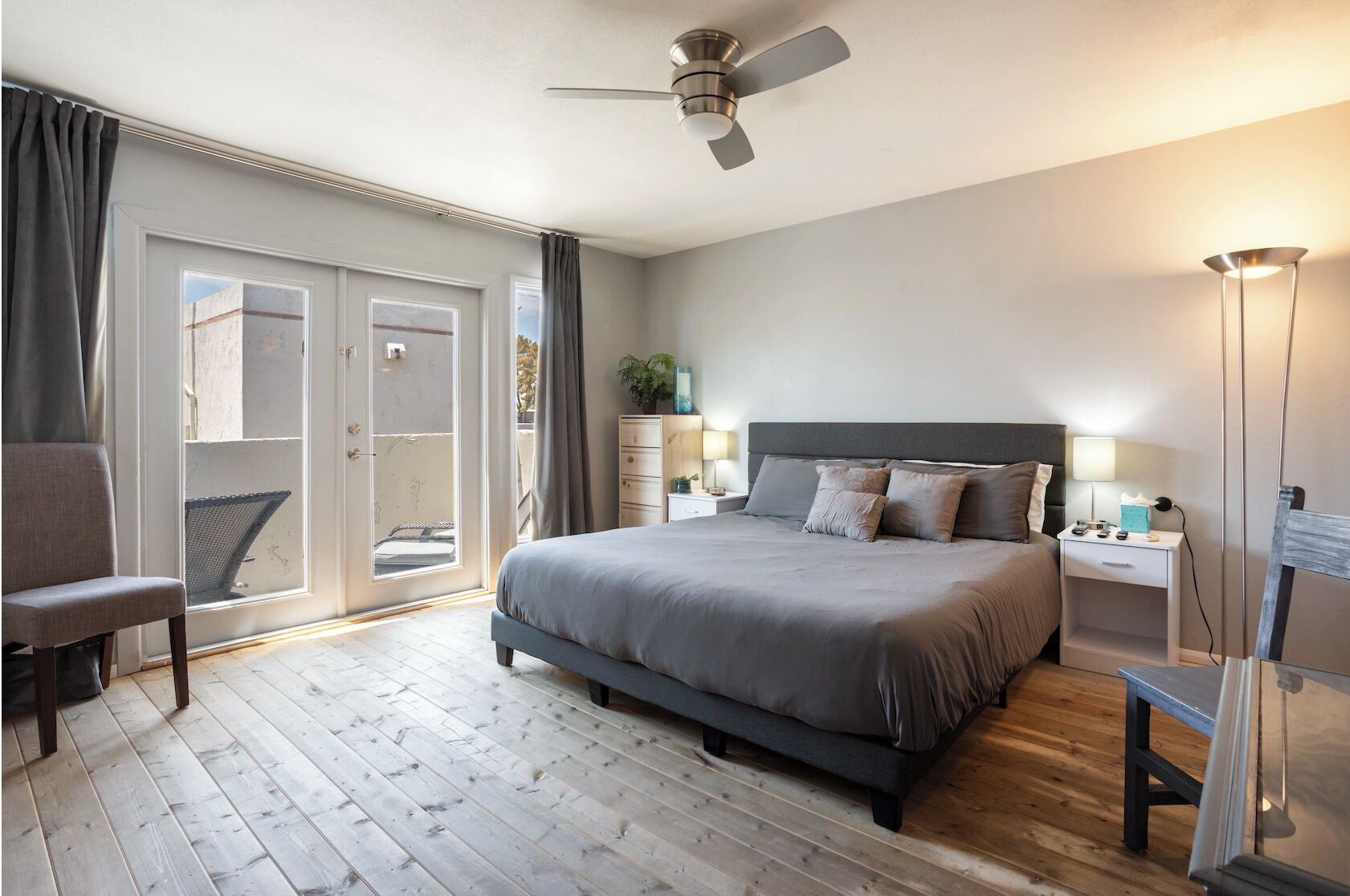 2 habitaciones, escritorio y tabla de planchar con plancha 