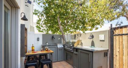 In the heart of Old Town, lovely, private, pool+hot tub, steps from shops & bars