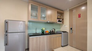 Een moderne keuken met roestvrijstalen apparatuur, houten kastjes en een magnetron.