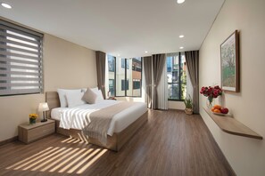 Appartement, 1 slaapkamer | Een bureau, geluiddichte muren, een strijkplank/strijkijzer, gratis wifi